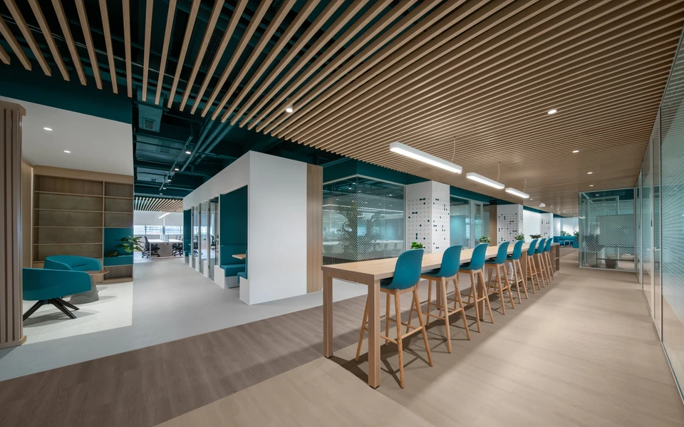 Espace de travail collaboratif moderne avec zone de r&eacute;union informelle