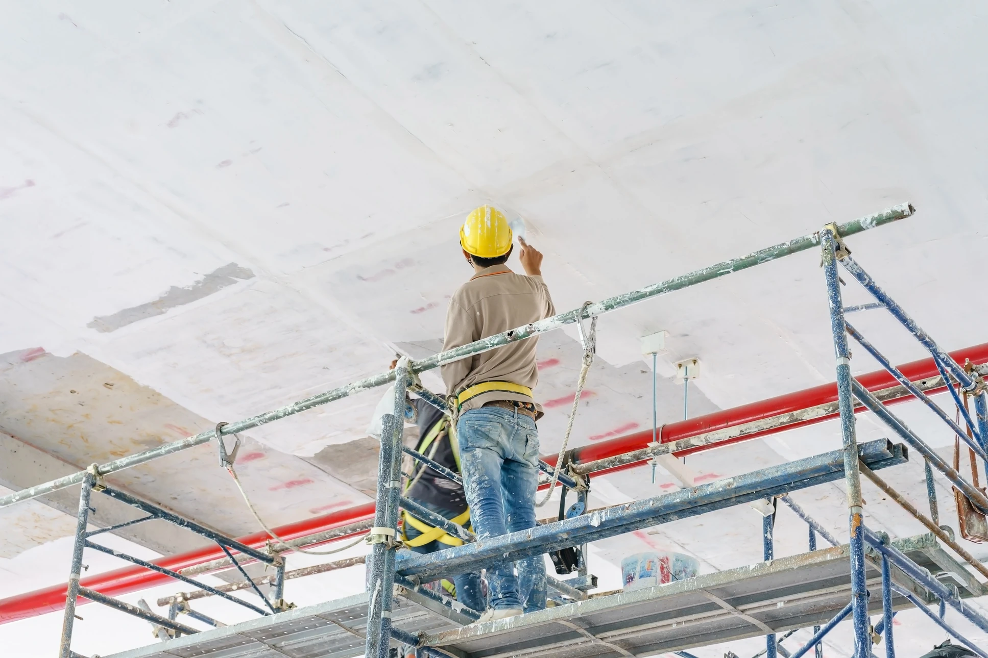 Photographie d'une salle de bain rénovée par un professionnel du second œuvre, montrant des revêtements muraux et de sol de qualité, carrelage moderne, éléments de plomberie et sanitaires neufs installés, avec un éclairage professionnel mettant en valeur la finition des travaux. La scène doit clairement montrer une salle de bain complètement aménagée et rénovée, reflétant le savoir-faire en aménagement intérieur clé en main.