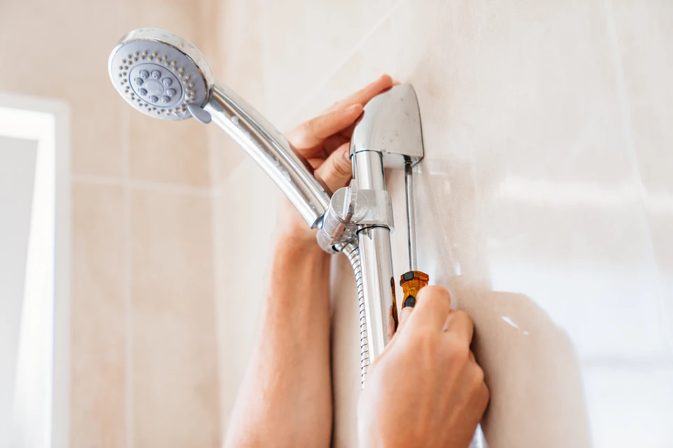 Salle de bains moderne avec baignoire encastrée, vasque rectangulaire blanche sur meuble bois, robinetterie noire mate