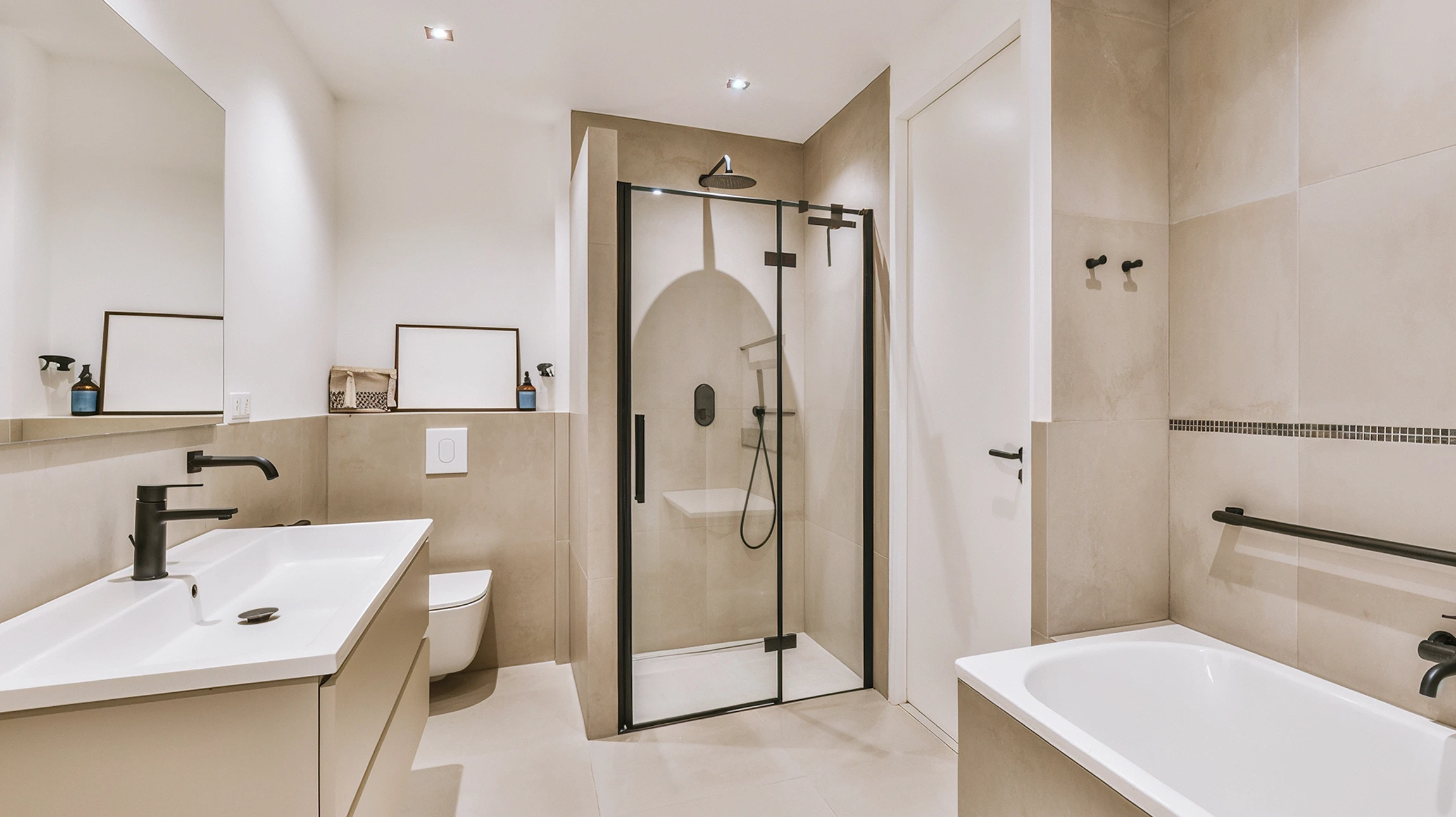 Salle de bain luxueuse avec baignoire encastrée et vasque à poser sur plan de travail en pierre naturelle texturée