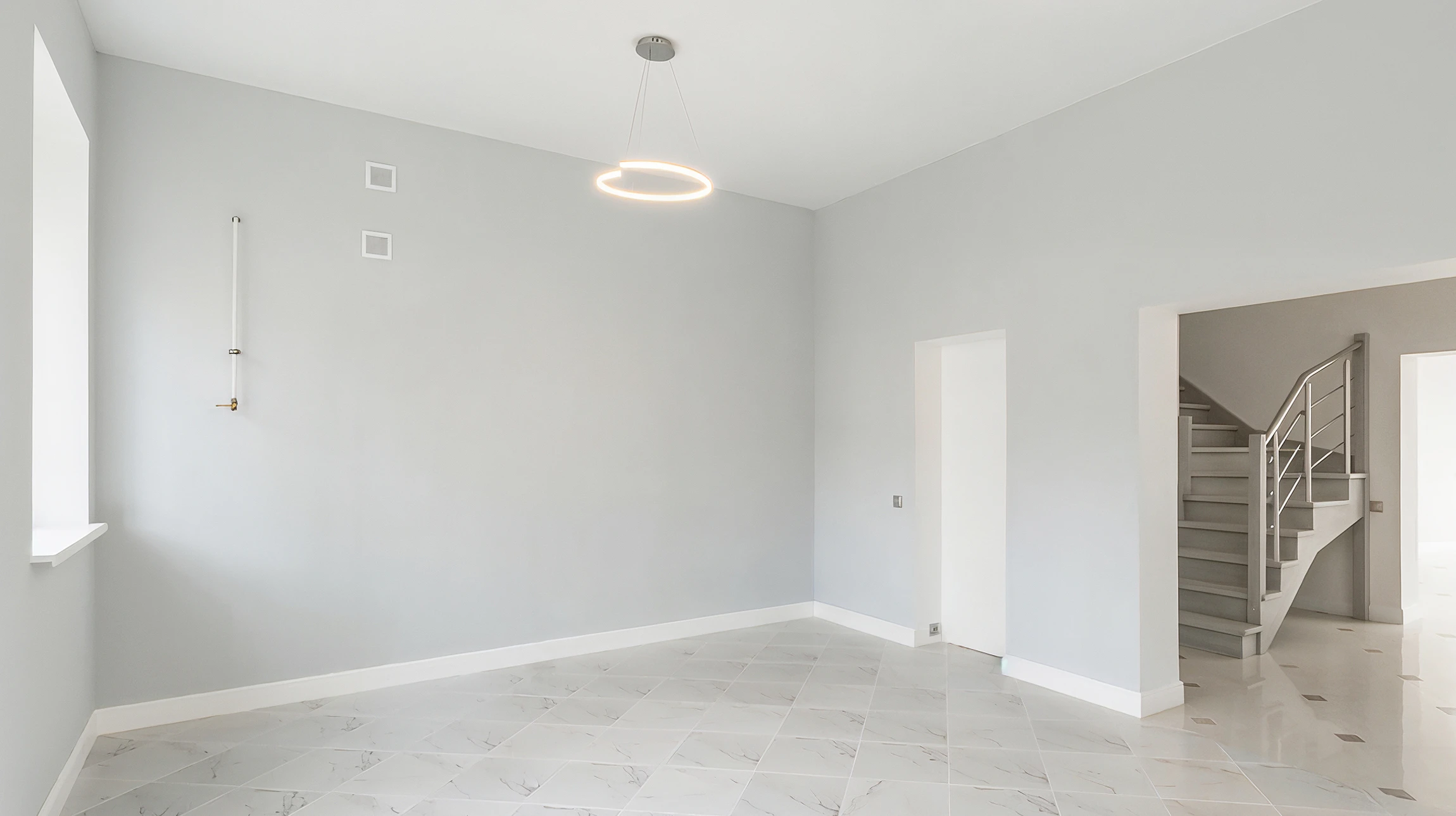 A l'intérieur d'une cuisine moderne, elle est vide et neuve