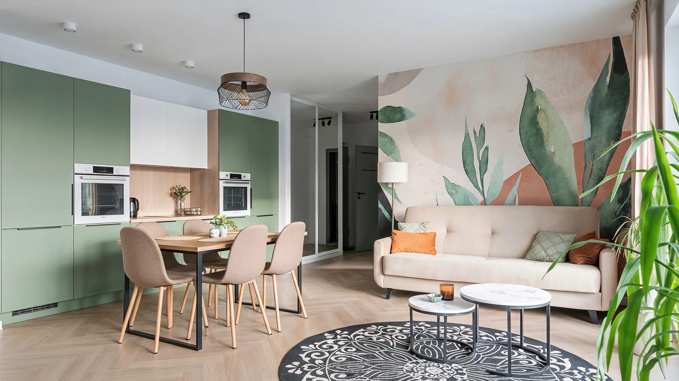 Intérieur en cours de rénovation avec ouvriers en salopettes bleue et verte appliquant peinture et revêtements