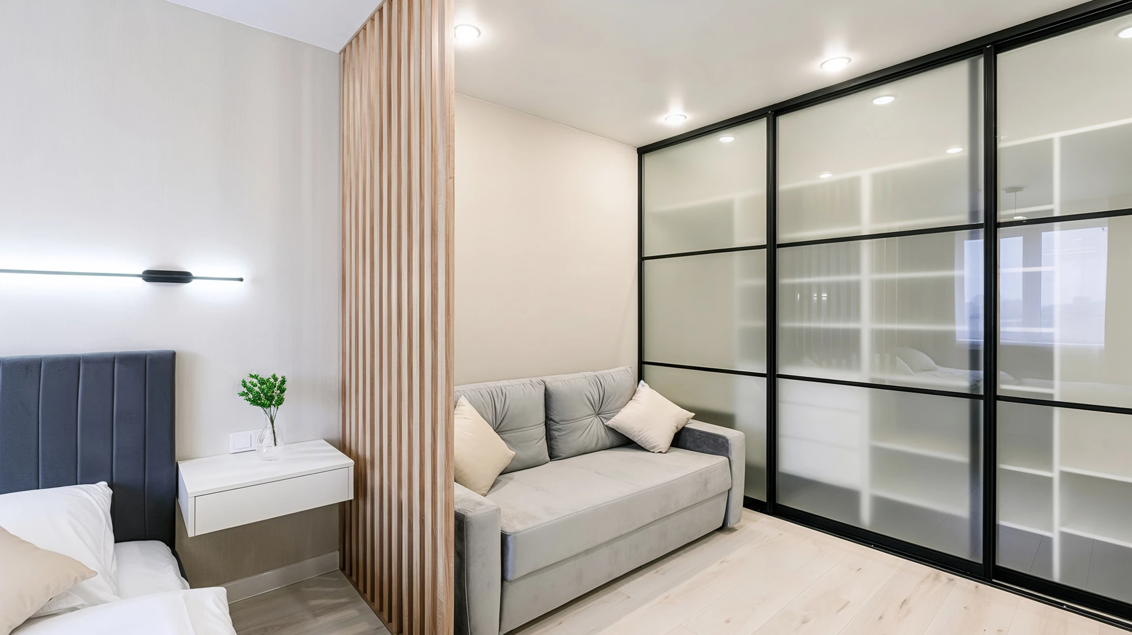 Ouvrier en bâtiment installant des cloisons sèches dans un chantier intérieur