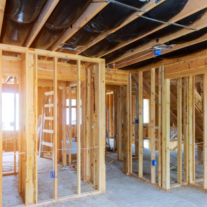 Salle de bain moderne avec douche à l'italienne, meuble vasque suspendu et toilettes murales