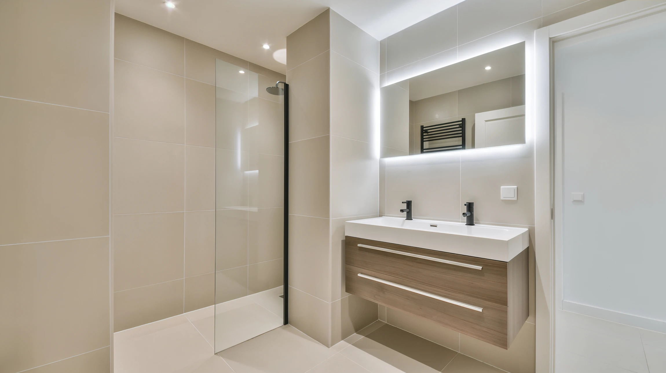 Femme peignant un mur int&eacute;rieur en bleu turquoise avec rouleau &agrave; peinture dans appartement en cours d'am&eacute;nagement