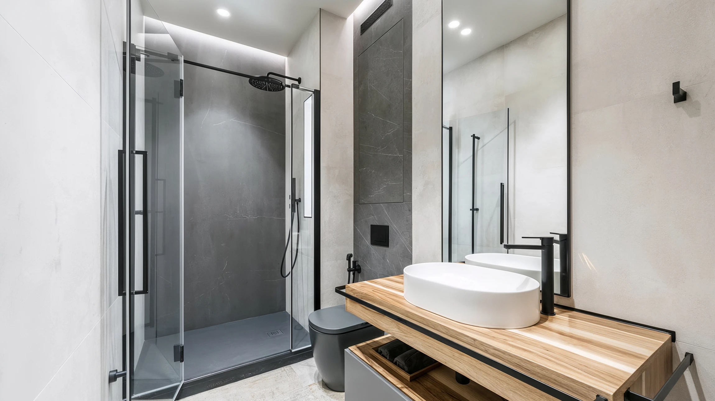 Un homme en polo orange installe du parquet dans un intérieur résidentiel blanc